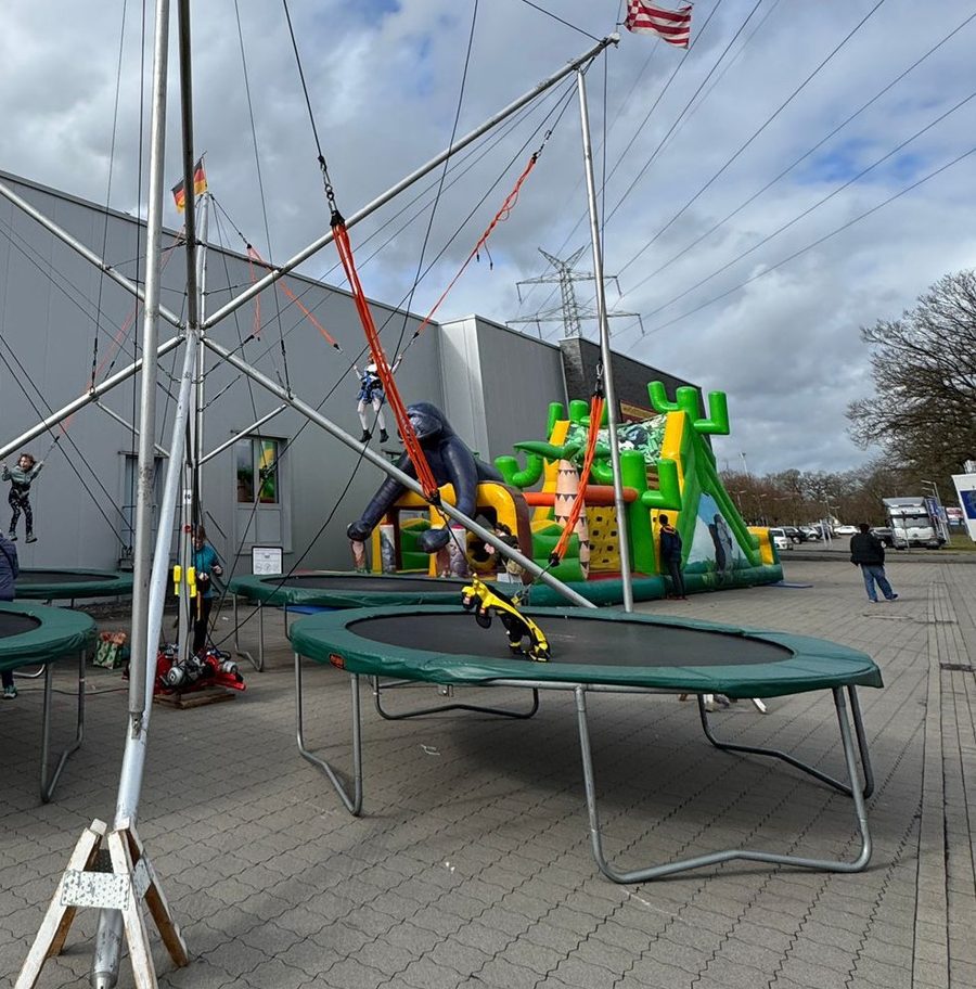 Bungee-Trampolinanlage von Galaxy Jump im Einsatz auf einem Event
